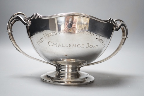 A George V silver two handled presentation pedestal bowl, with engraved inscription, Adie Bros. Birmingham, 1922, diameter 18.7cm, 29oz.